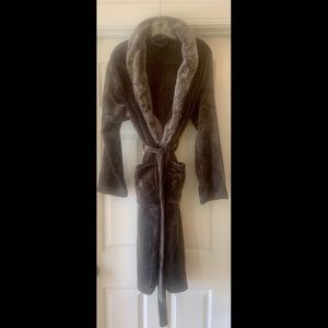 Plush never worn robe! Perfect condition!